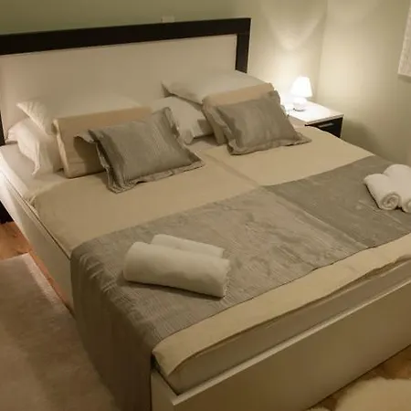 Palace 3br Apartment *